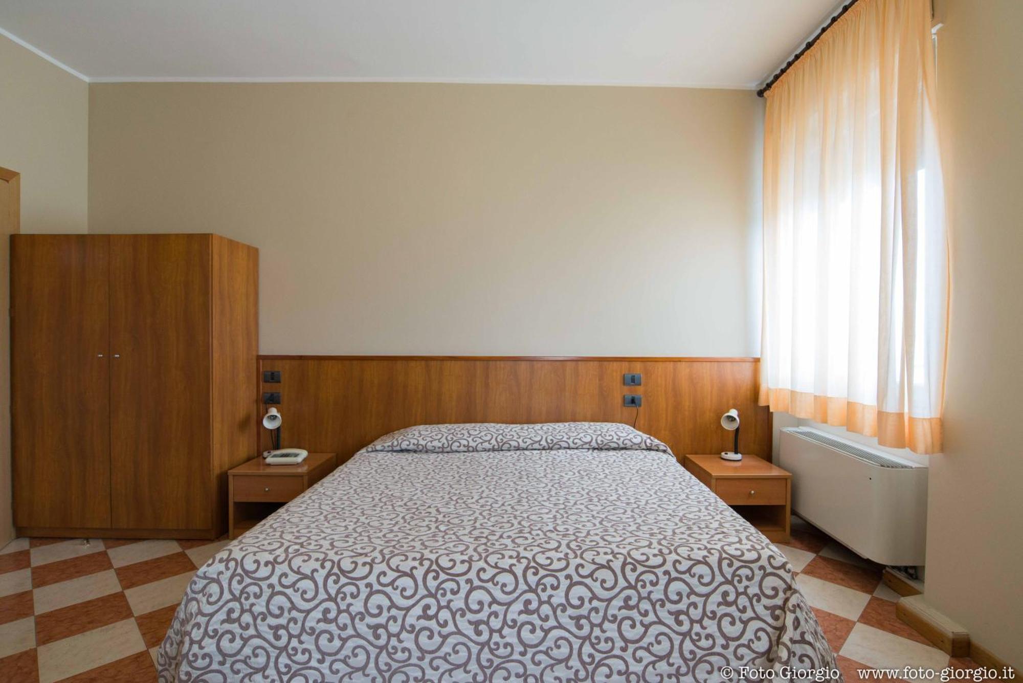 דלמינה Hotel Daina מראה חיצוני תמונה
