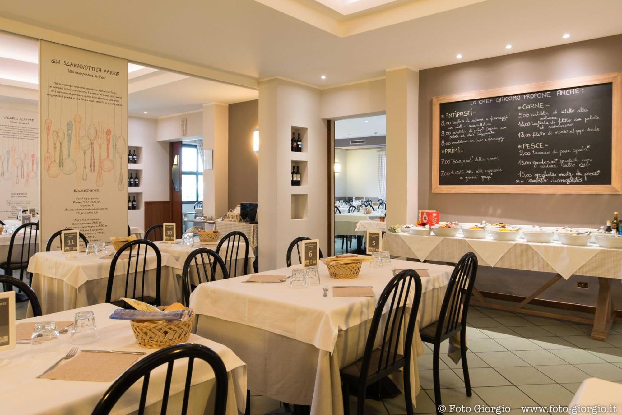 דלמינה Hotel Daina מראה חיצוני תמונה