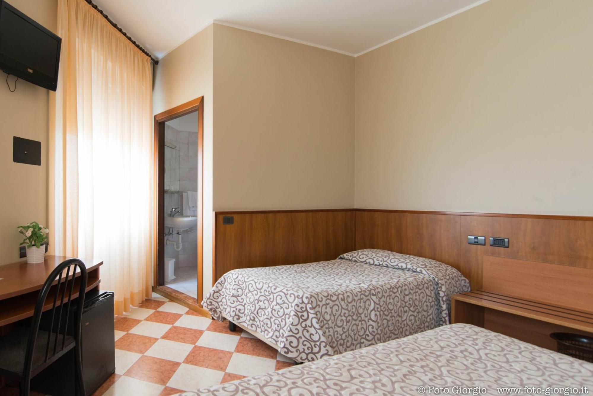 דלמינה Hotel Daina מראה חיצוני תמונה
